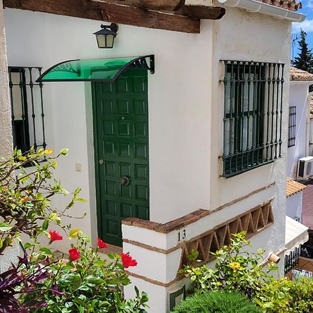 Semi-Detached Adosado Con Encanto -130 M2 - Wifi 600 Mb - Piscina Comunitaria - Patio Privado Torremolinos Kültér fotó