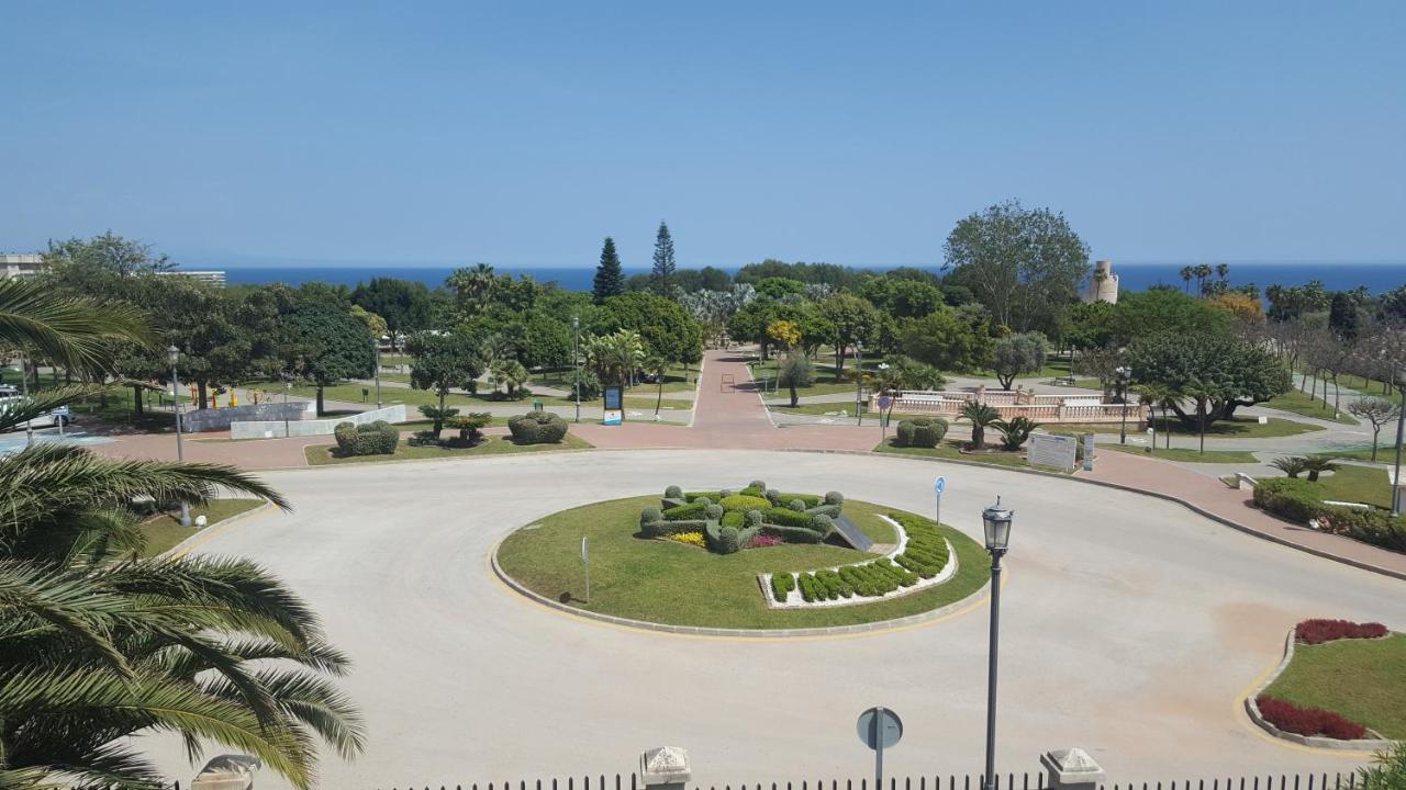 Semi-Detached Adosado Con Encanto -130 M2 - Wifi 600 Mb - Piscina Comunitaria - Patio Privado Torremolinos Kültér fotó
