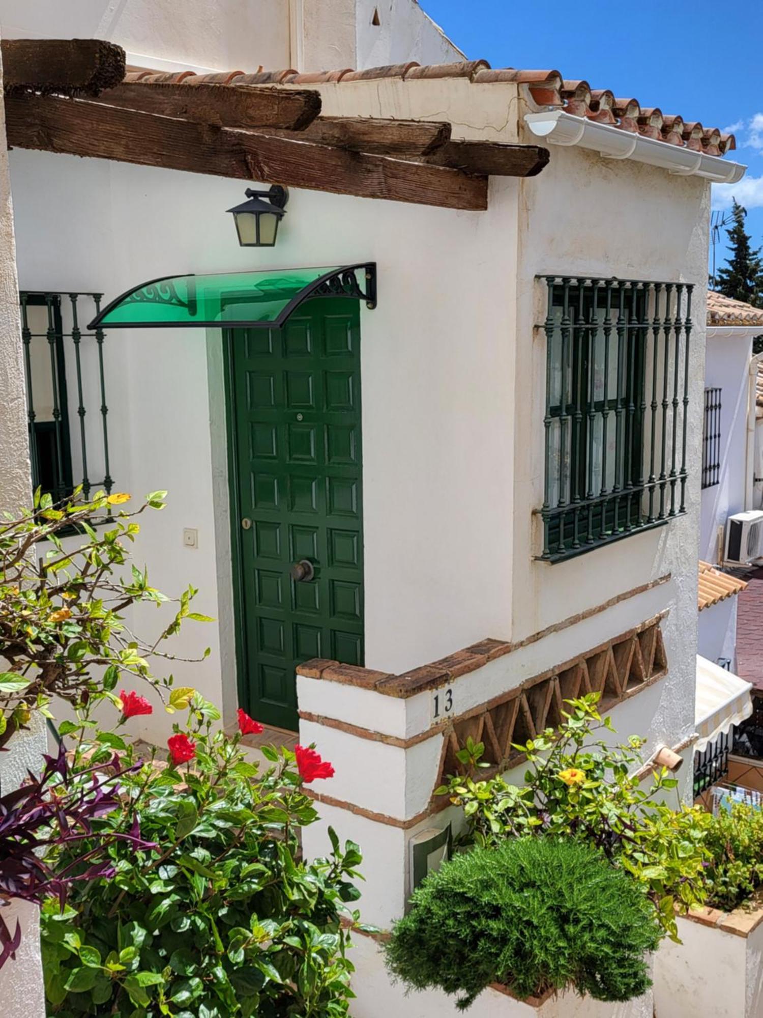 Semi-Detached Adosado Con Encanto -130 M2 - Wifi 600 Mb - Piscina Comunitaria - Patio Privado Torremolinos Kültér fotó